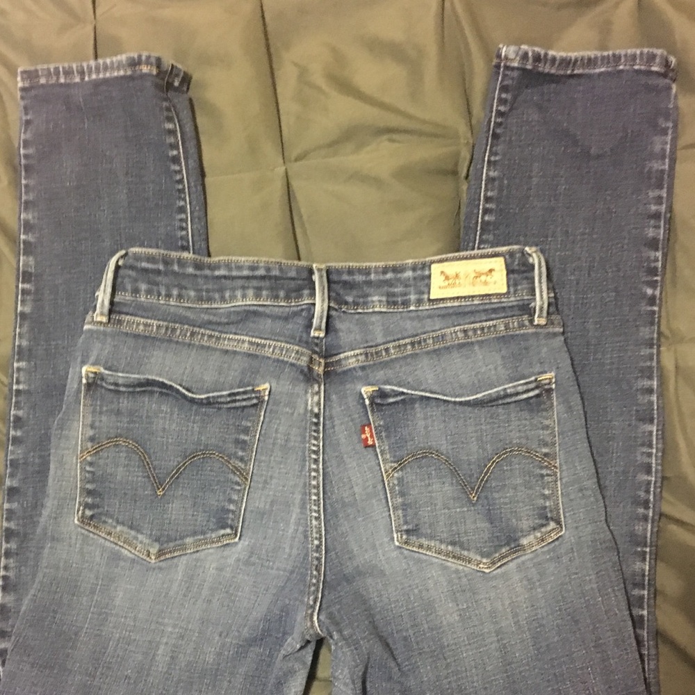 Women’s mid rise Levi skinny jeans! Size 6